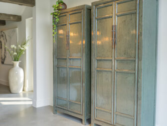 Stijlvolle kast met een robuust frame en elegante afwerking