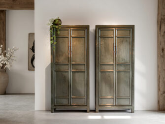 Handgemaakte kast met tijdloze lijnen en karakteristieke houtpatina