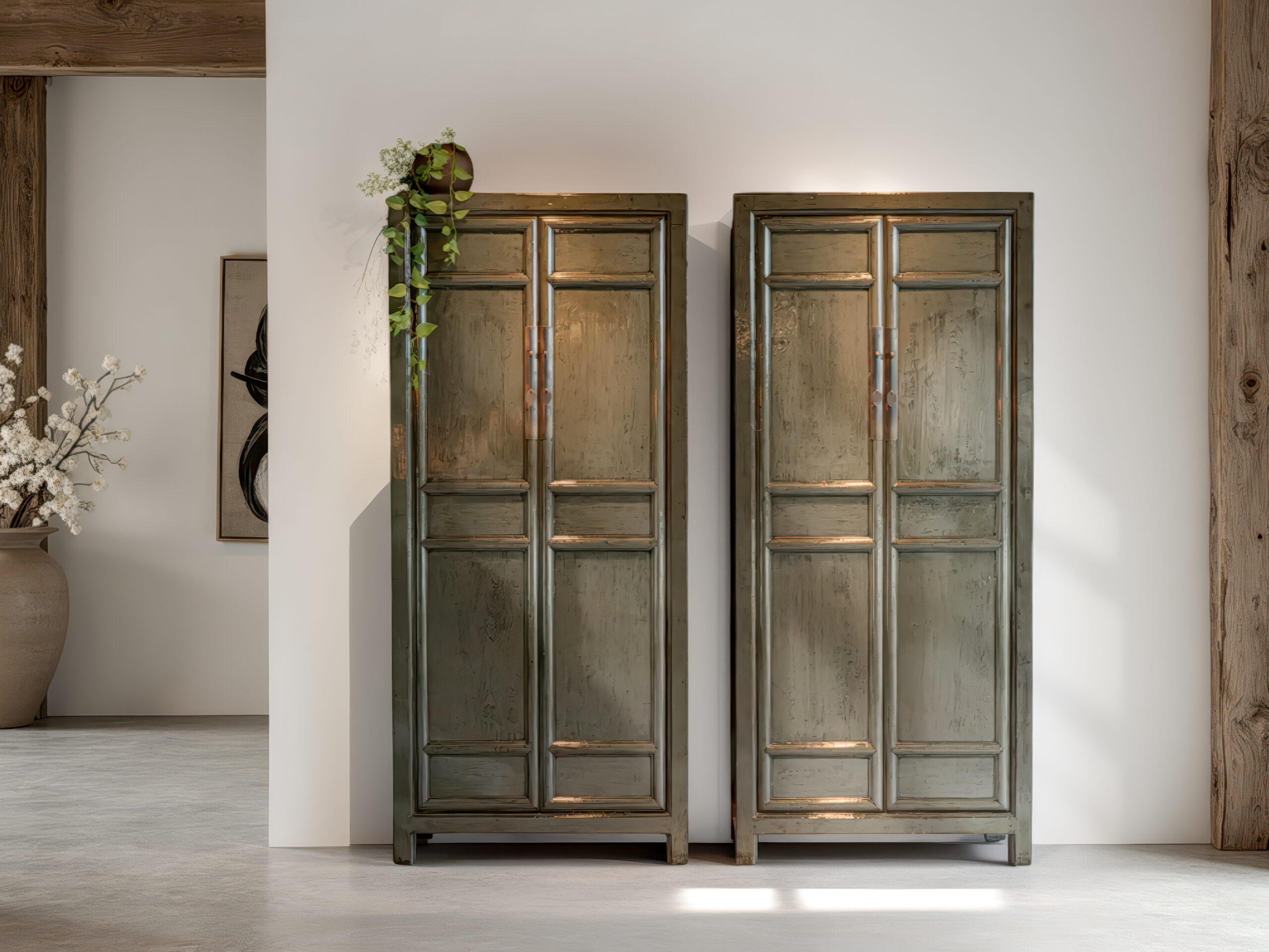 Handgemaakte kast met tijdloze lijnen en karakteristieke houtpatina