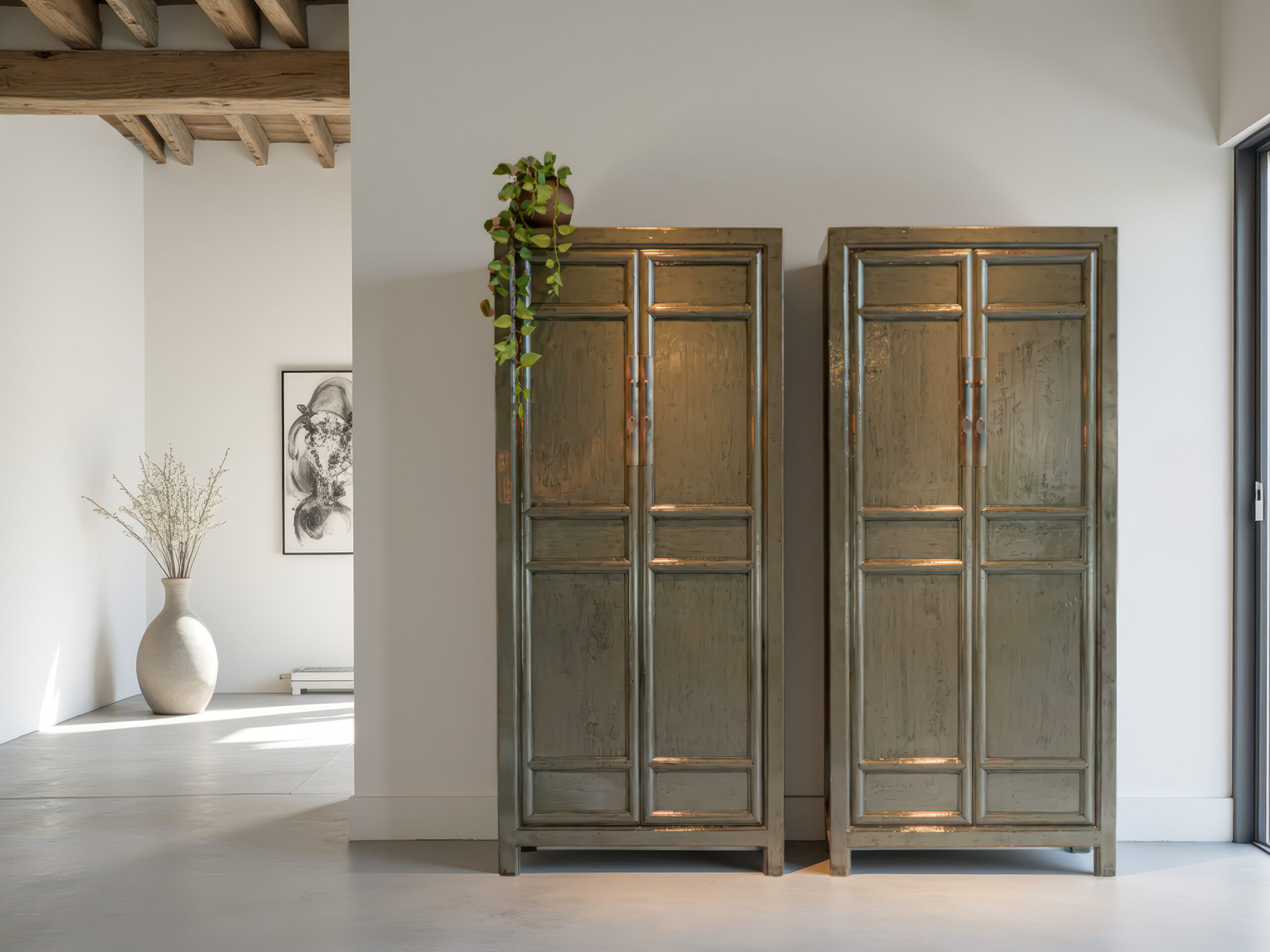 Tijdloze kast met verticale lijnen en metalen handgrepen