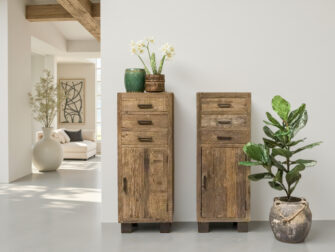 Eigentijds dressoir van oud hout dat warmte toevoegt aan elk interieur