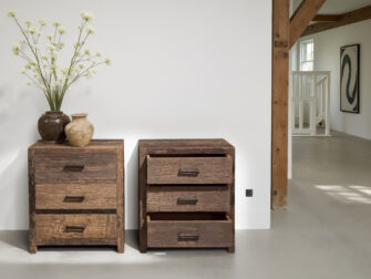 Unieke houten kast met authentieke gebruikssporen voor een doorleefde look