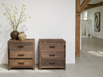 Industrieel dressoir met oud houten fronten en veel opbergruimte