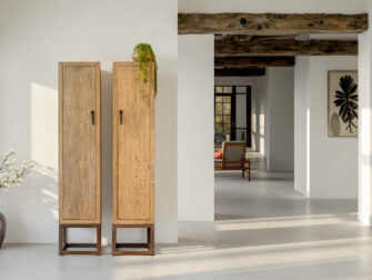 Moderne locker kast met strakke belijning in naturel tint