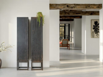 strakke locker kast met metalen onderstel