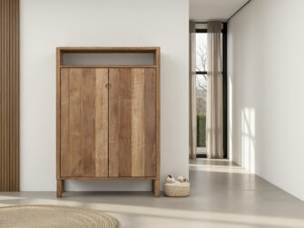 Stijlvolle smalle kast van massief hout met tijdloze uitstraling