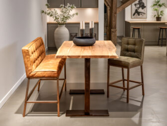 Elegant vormgegeven bartafel met een natuurlijk acaciahouten blad