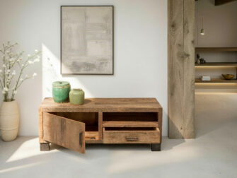 smal televisiemeubel gemaakt van oud hout