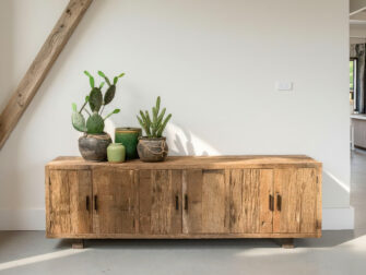 groot tv-meubel gemaakt van oud hout met deuren