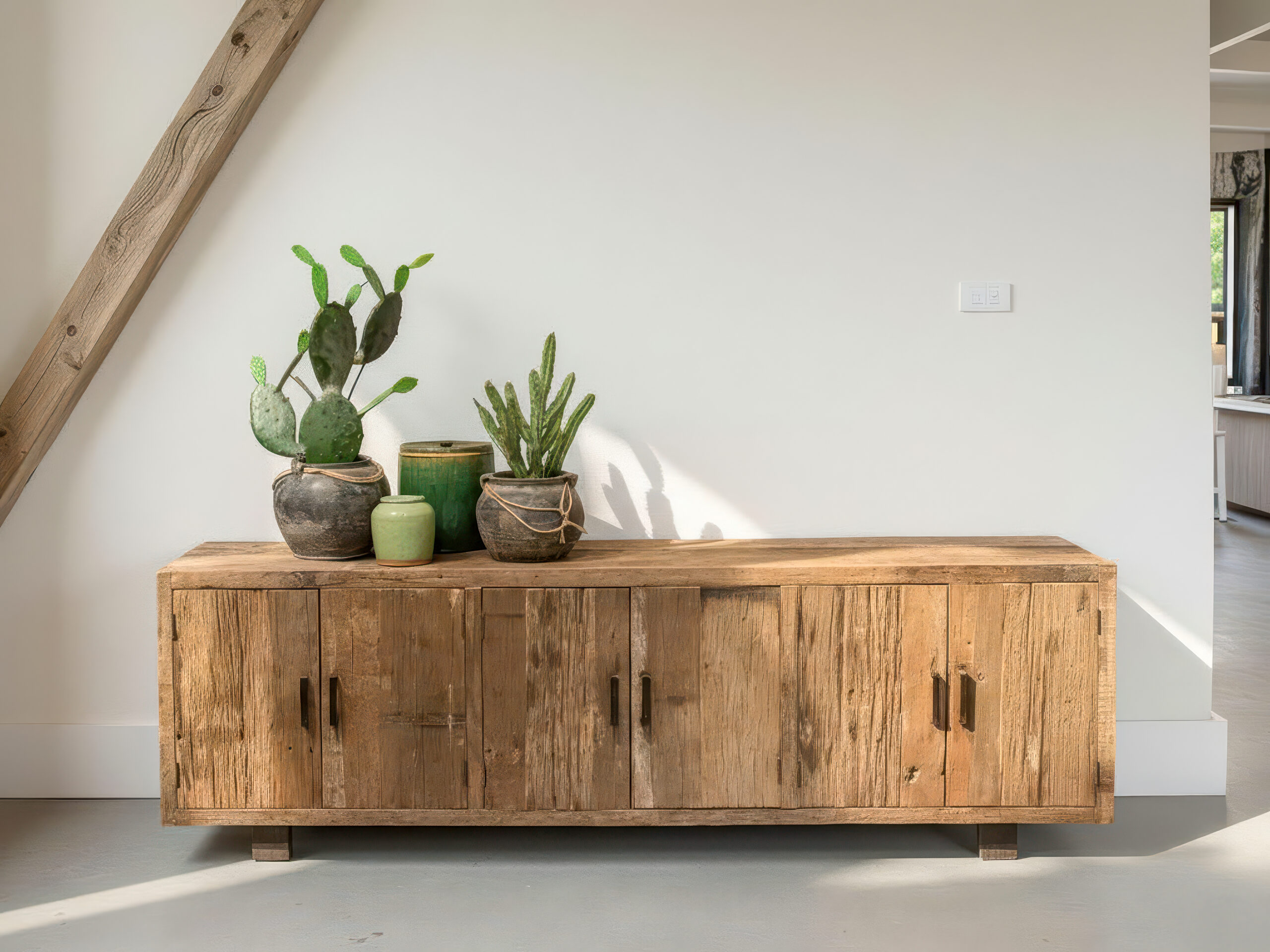 groot tv-meubel gemaakt van oud hout met deuren