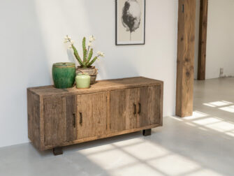 tv-meubel met veel opbergruimte gemaakt van oud hout