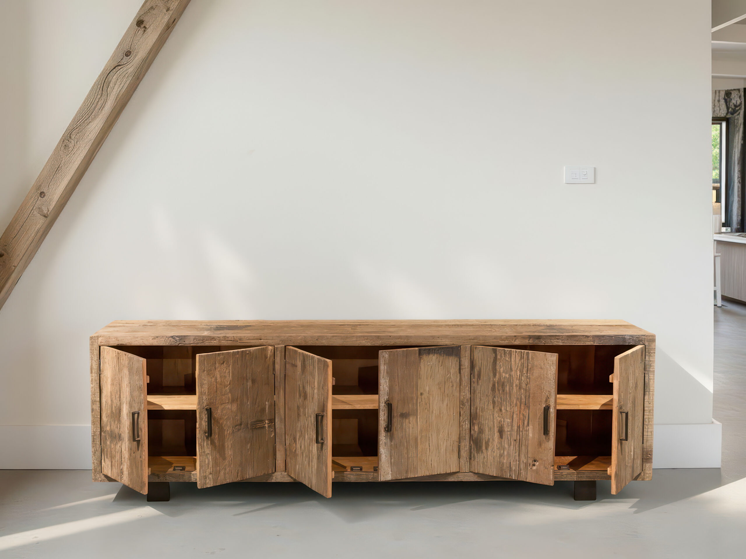 groot tv-meubel met opbergruimte en deuren gemaakt van hout+