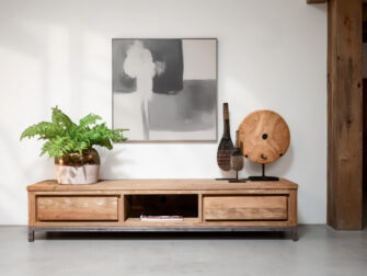 Neutraal meubel dat moeiteloos blendt in een bohemien setting