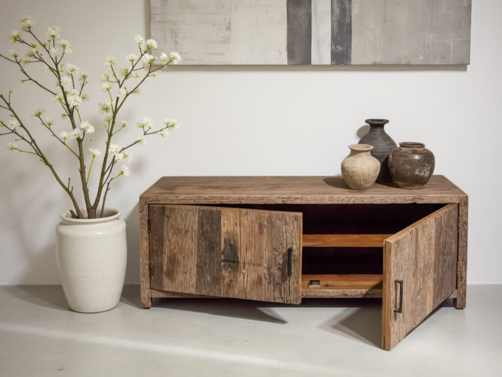 Karaktervol meubelstuk met unieke houtpatronen die het verleden vertellen