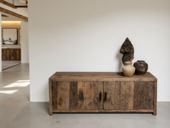 Industrieel ogend meubel van hergebruikt hout, perfect voor een loft of urban interieur