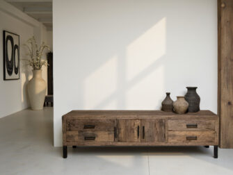 klassiek tv meubel van oud hout dat ambacht en stijl uitstraalt