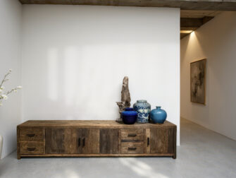 Handgemaakt houten tv meubel met een rustieke finish en natuurlijke oneffenheden