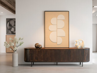 Houten mediameubel met veel opbergruimte en luxe uitstraling