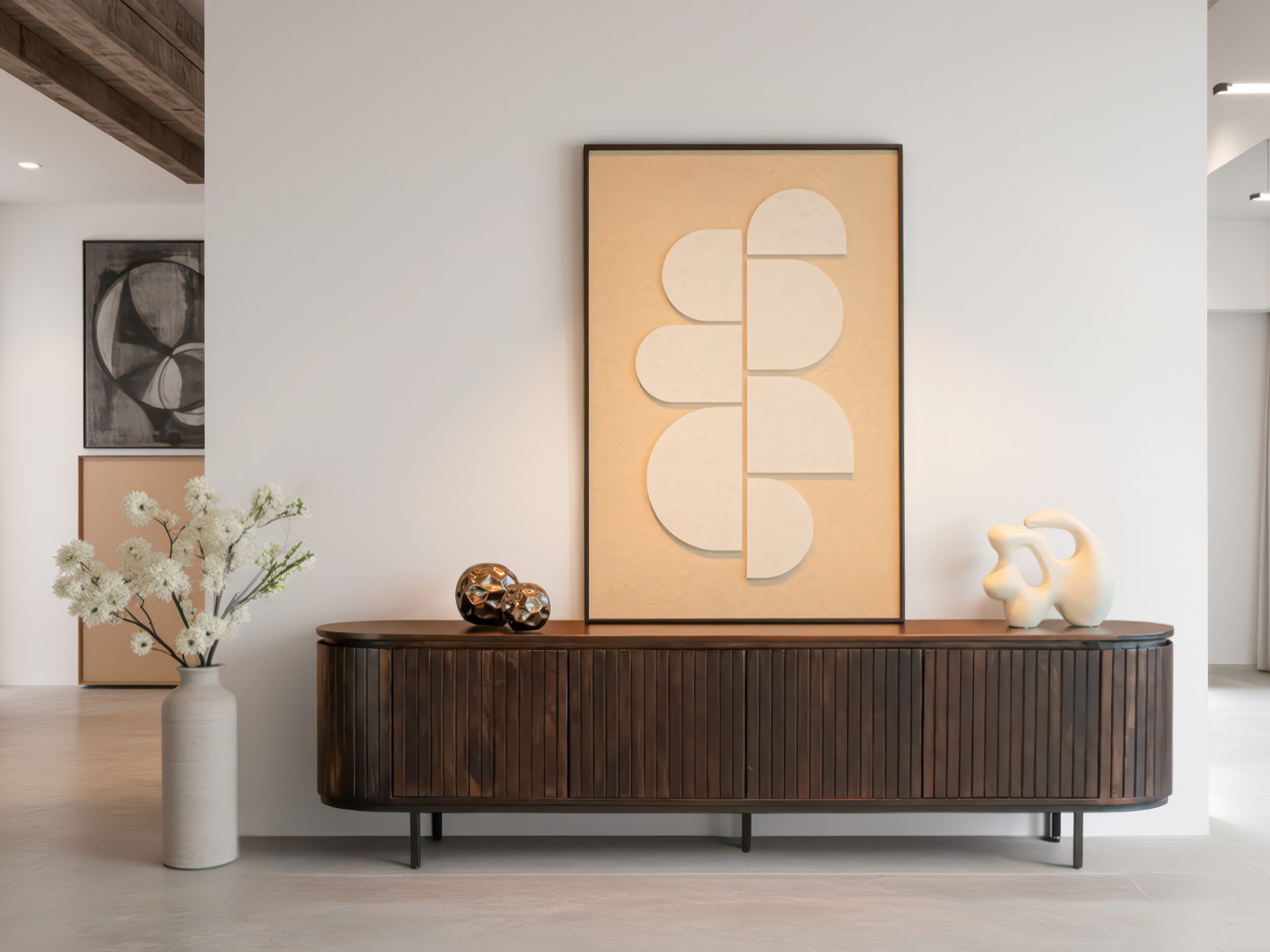 Houten mediameubel met veel opbergruimte en luxe uitstraling