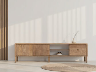 Laag tv-meubel van massief hout met open vakken