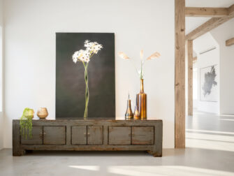 Handgemaakt tv-meubel met karakteristieke sporen van gebruik en diepe glans