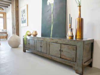 Sfeervol meubelstuk dat antiek Chinees vakmanschap combineert met luxe glans