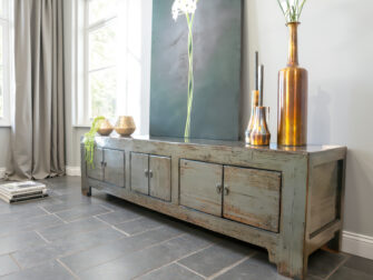 Authentiek tv-meubel met rijke historie, afgewerkt in glanzend lakwerk