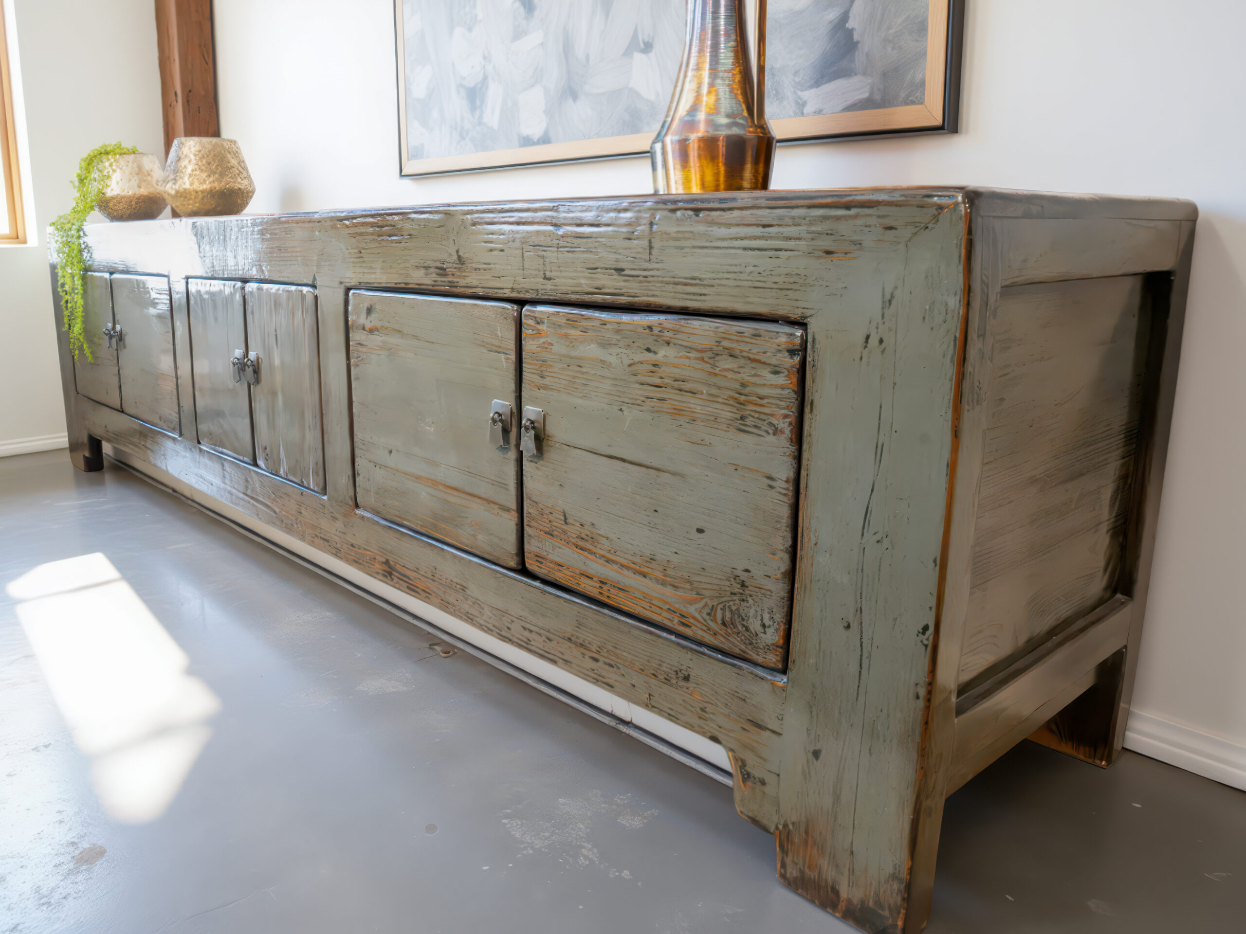 Hoogglans Chinees houten tv-meubel met een warme, doorleefde uitstraling