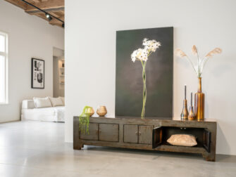 Een elegante blikvanger van gerecycled Chinees hout in strakke hoogglans