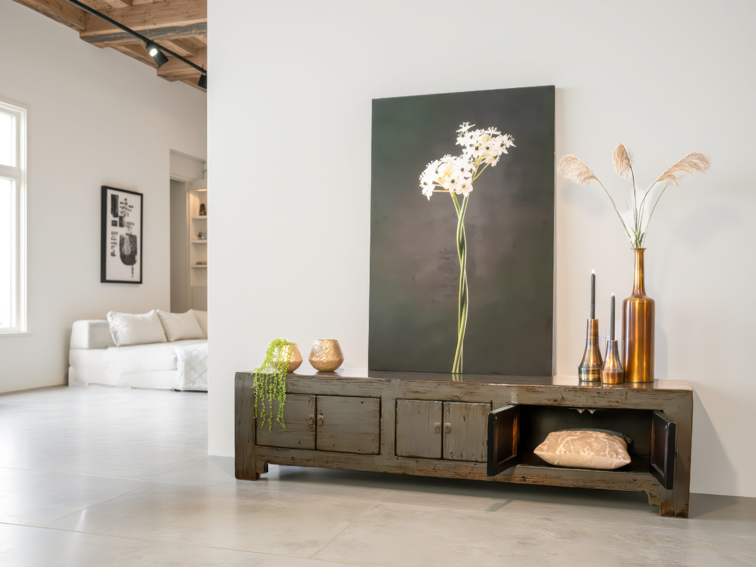 Een elegante blikvanger van gerecycled Chinees hout in strakke hoogglans