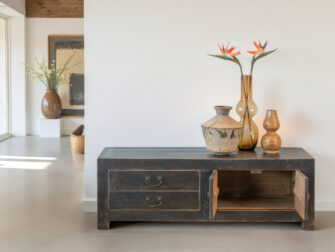 tv-meubel met een robuuste uitstraling old balck