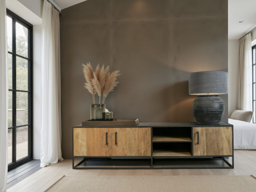 Modern tv-meubel met open vakken en een warme houtafwerking