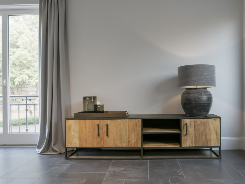 stoer tv-meubel met een industriële uitstraling en natuurlijke houttinten