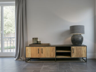stoer tv-meubel met een industriële uitstraling en natuurlijke houttinten