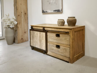 Robuust tv meubel met een industriële schuifdeur en rustieke uitstraling