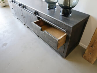 Stoer tv-meubel met een industrieel karakter en robuuste afwerking