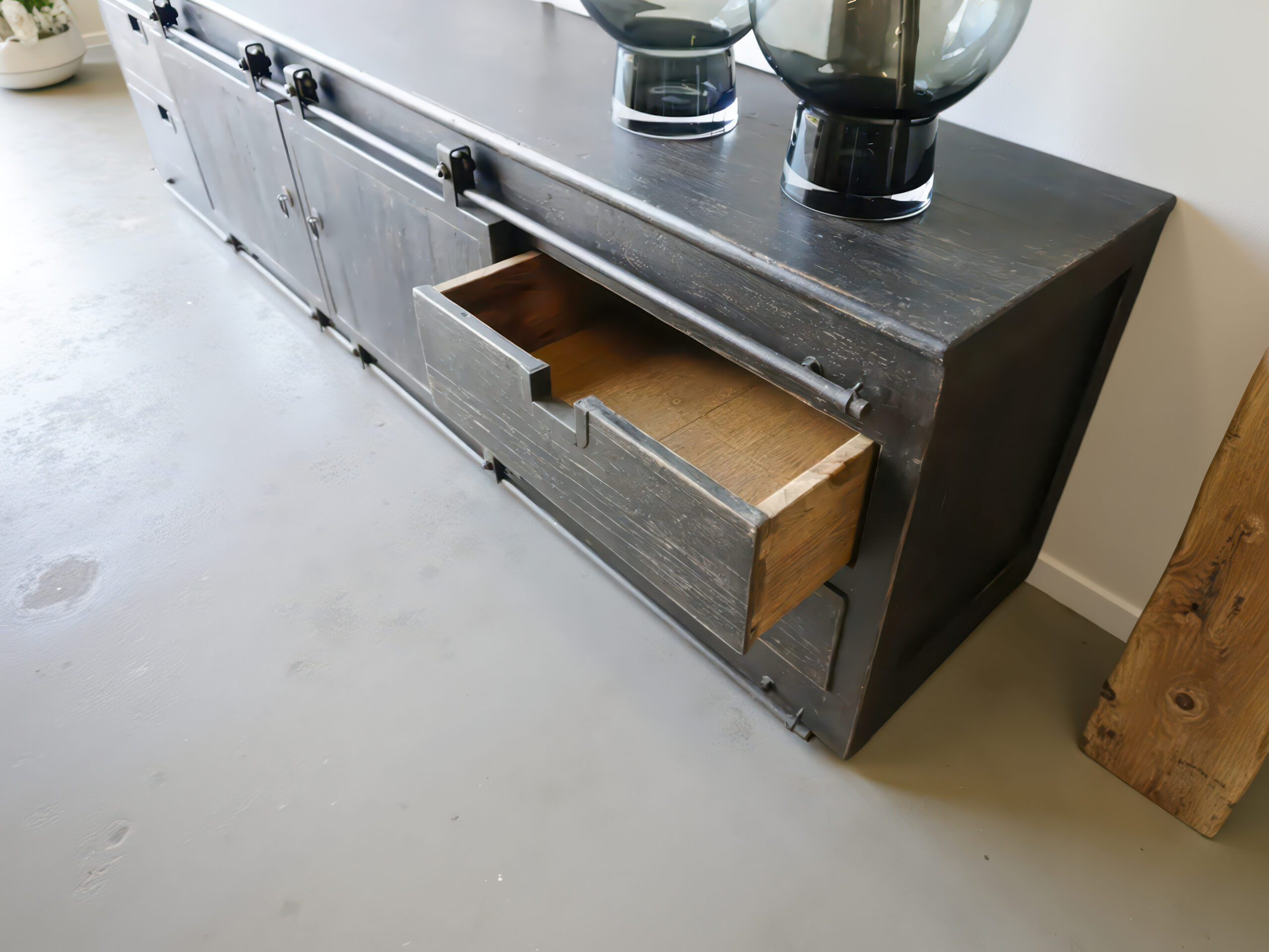 Stoer tv-meubel met een industrieel karakter en robuuste afwerking