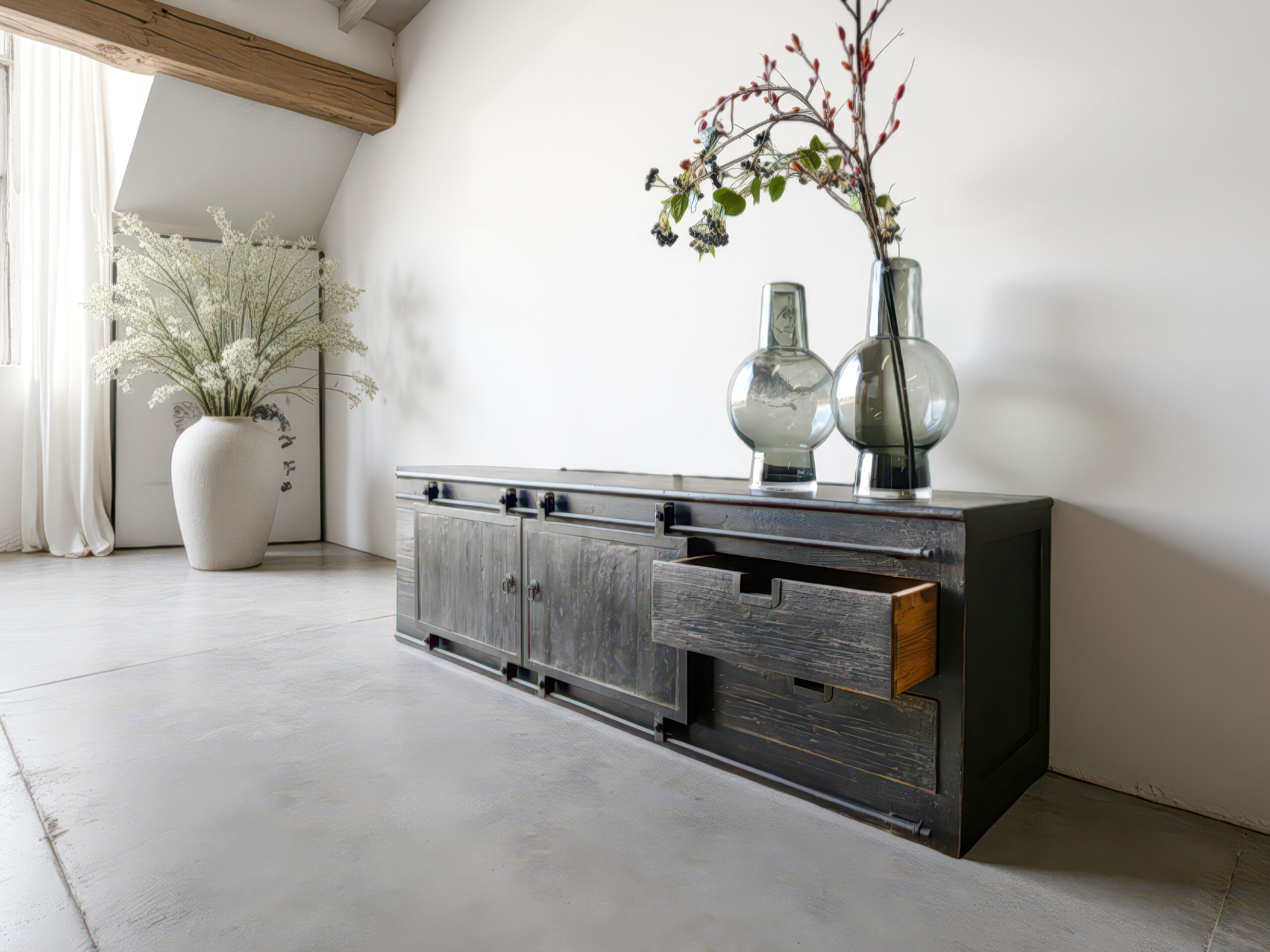 Karaktervol tv-meubel met schuifdeuren en open lades voor een doorleefde look