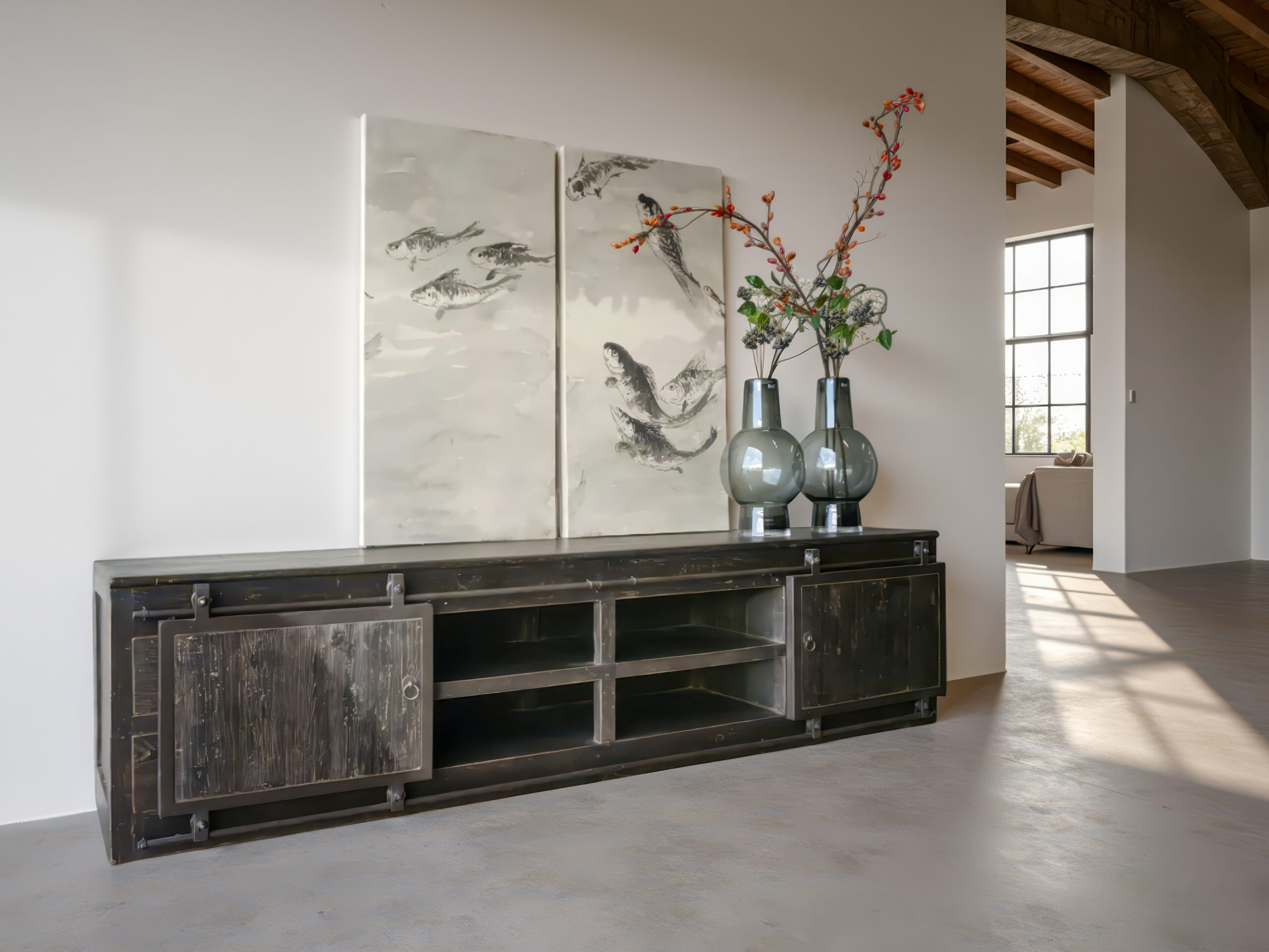 Tv-meubel met een rustieke uitstraling en robuuste metalen accenten