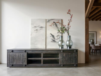 Laag tv-meubel met een ambachtelijke uitstraling en zichtbare houtnerf