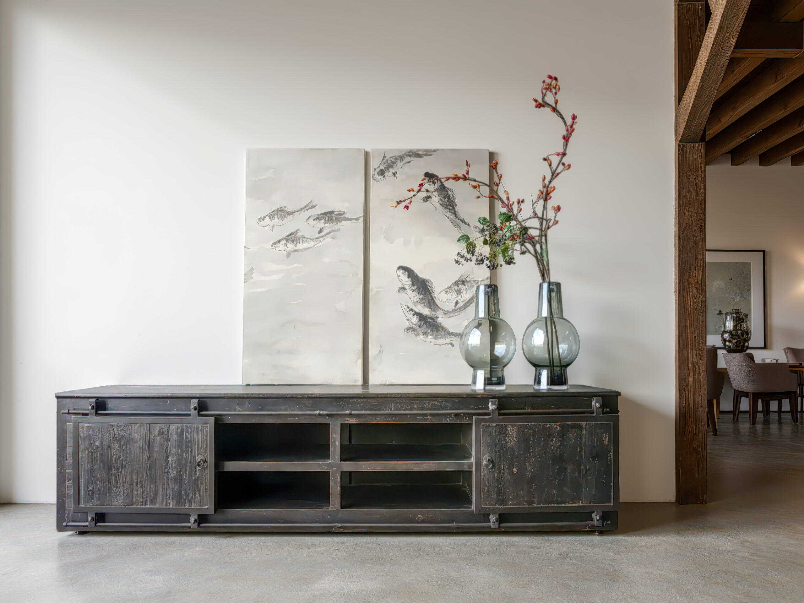 Laag tv-meubel met een ambachtelijke uitstraling en zichtbare houtnerf