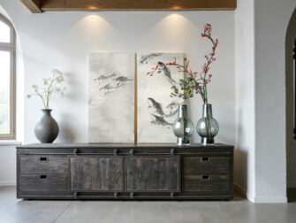 Industrieel tv-meubel met een verweerde afwerking en zichtbare details