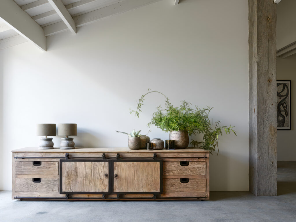 Robuust tv meubel met schuifdeuren en natuurlijke houtstructuur