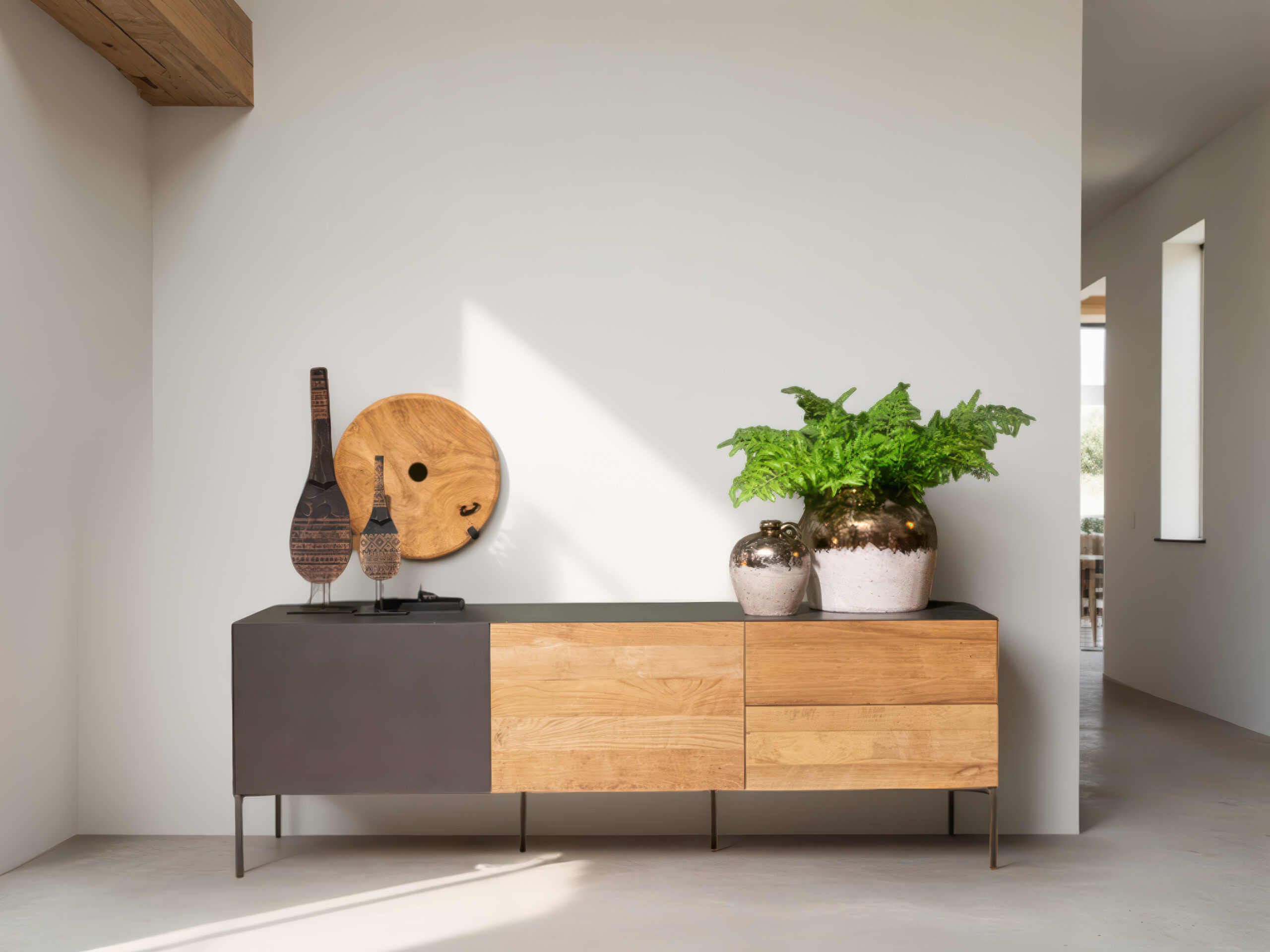 Breed dressoir met donkere deuren en houten lades