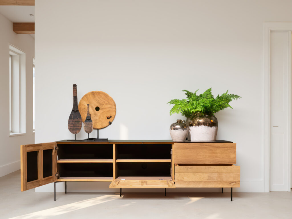 Modern dressoir in teak hout met donkere fronten