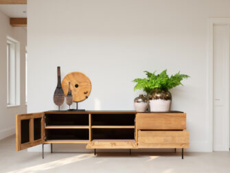 Modern dressoir in teak hout met donkere fronten