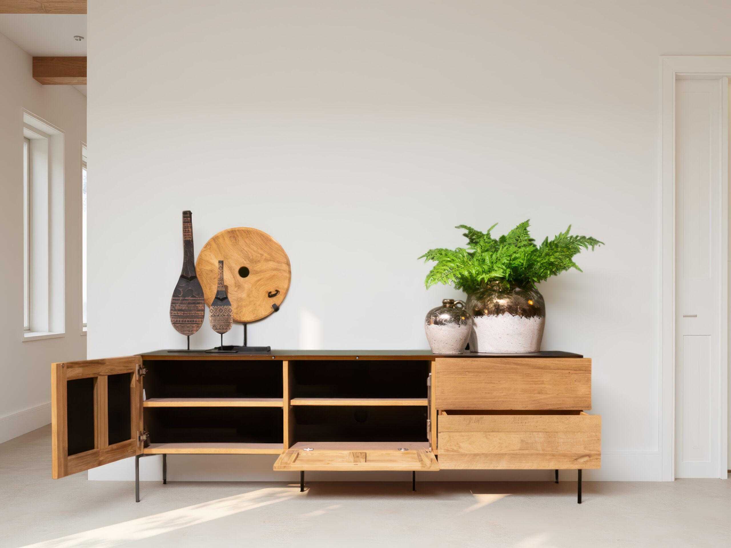 Modern dressoir in teak hout met donkere fronten