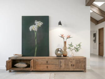 Lang tv-meubel met metalen handgrepen en decoratieve accessoires