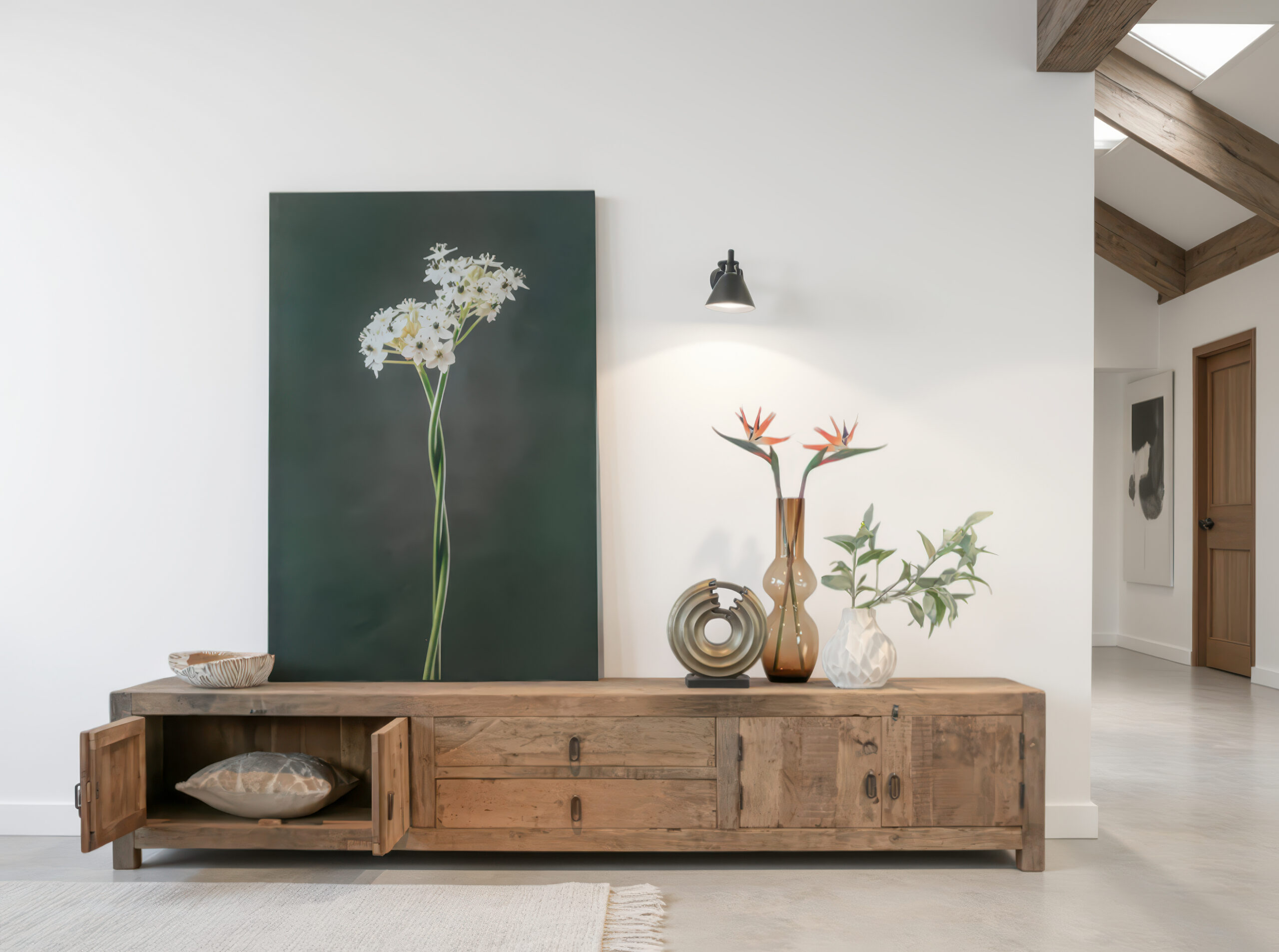 Lang tv-meubel met metalen handgrepen en decoratieve accessoires