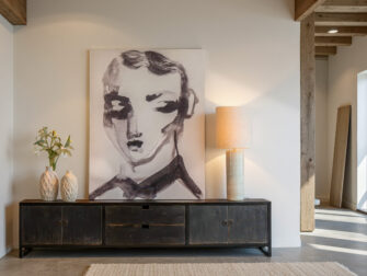 Stijlvol tv-meubel met een verweerde look en oosterse charme